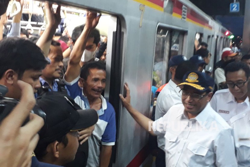 Menteri Perhubungan Budi Karya Sumadi menyidak Stasiun Duri untuk memeriksa aktivitas penumpang lintas Tangerang-Duri, Jumat (6/4). 