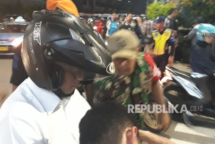 Menteri Perhubungan Budi Karya Sumadi pulang mengendarai motor dari Stasiun Sudirman Lama setelah menaiki KRL dari Stasiun Duri, Jumat (6/4). 