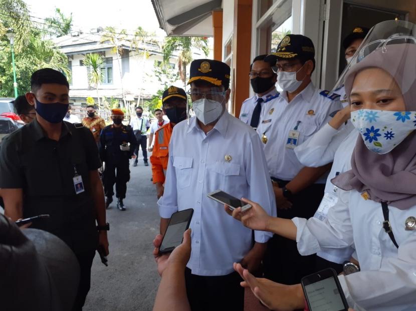 Menteri Perhubungan Budi Karya Sumadi saat diwawancarai wartawan dalam kunjungannya ke Stasiun Solo Balapan, Jumat (26/6). 