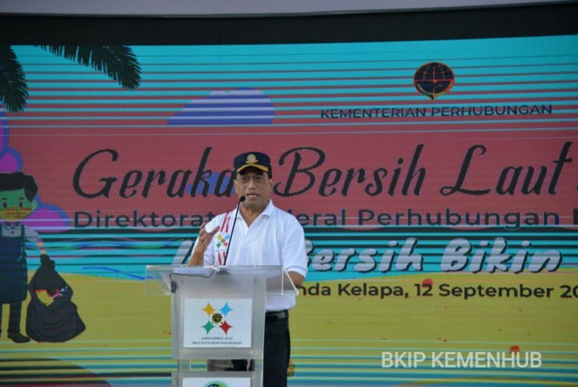 Menteri Perhubungan Budi Karya Sumadi saat menghadiri kegiatan bersih laut dan pantai di Pelabuhan Sunda Kelapa, Jakarta Utara, Kamis (12/9). 