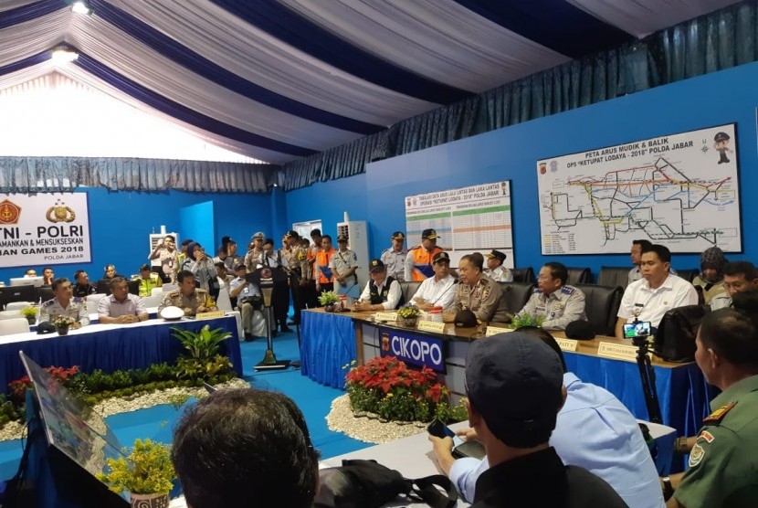 Transportation Minister Budi Karya Sumadi inspects Eid al-Fitr exodus monitoring post in Cikopo, Purwakarta, West Java, on Tuesday.