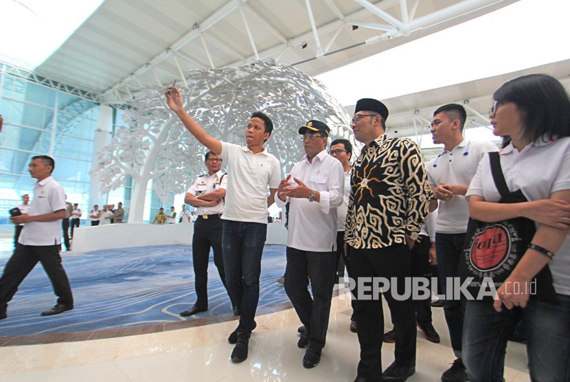 Menteri Perhubungan Budi Karya Sumadi (tengah) bersama Gubernur Jawa Barat Ridwan Kamil (ketiga kanan) membuat vlog saat acara Ngapung Bareng Ti Kertajati di Bandara Internasional Jawa Barat (BIJB) Kertajati, Majalengka, Jawa Barat, Kamis (9/1/2019). 