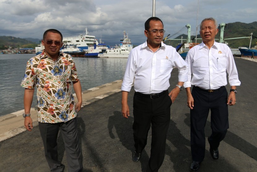 Menteri Perhubungan Budi Karya Sumadi (tengah) didampingi Dirjen Perhubungan Laut Tonny Budiono (kanan) bersama Dirut PT Pelindo I Bambang Eka Cahyana (kiri) ketika meninjau Pelabuhan Sibolga, di Sibolga, Sumatera Utara, Jumat (19/8).