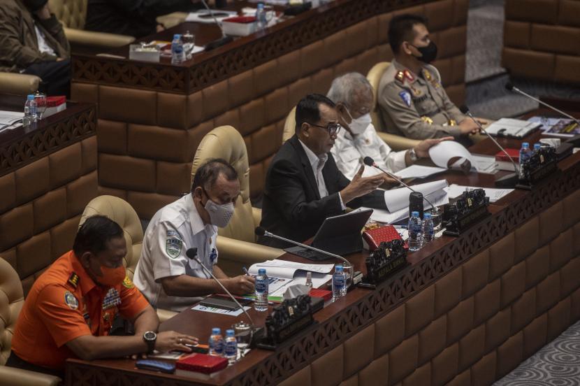 Suasana rapat kerja/rapat dengan pendapat Komisi V DPR di Kompleks Parlemen, Senayan, Jakarta, Senin (20/6/2022). Rapat tersebut membahas mengenai evaluasi pelaksanaan infrastruktur dan transportasi pada mudik lebaran tahun 2022. 