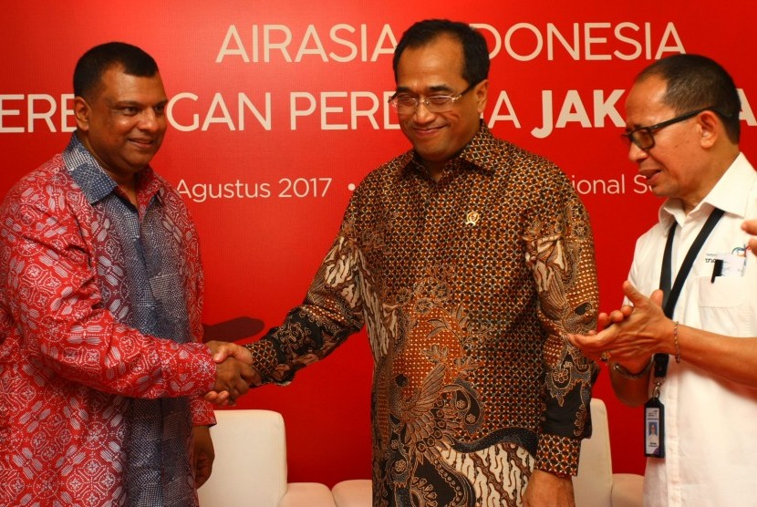 Menteri Perhubungan Budi Karya Sumadi (tengah) disaksikan Deputi Bidang Pengembangan Pemasaran Pariwisata Mancanegara Kementerian Pariwisata I Gde Pitana (kananan) memberi ucapan selamat kepada CEO Air Asia Tony Fernandez (kiri) atas pembukaan penerbangan baru Jakarta-Makau saat penyambutan pendaratan perdana dari Makau di Terminal 2 Bandara Soekarno Hatta, Tangerang, Banten, Senin (7/8).