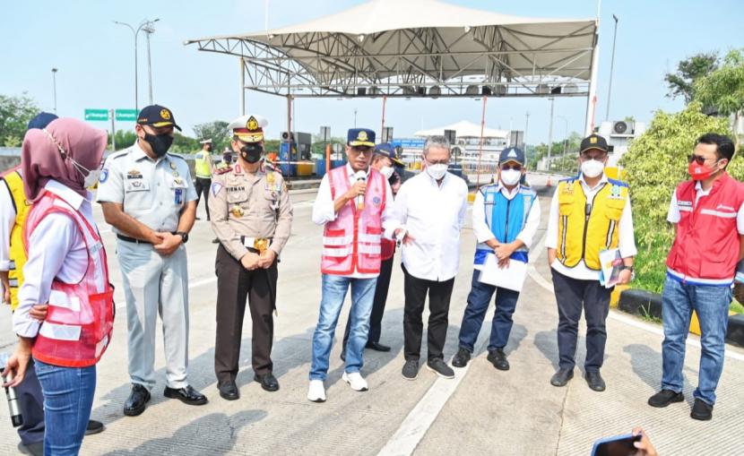 Menteri Perhubungan Budi Karya Sumadi (tengah) , Jumat (15/4/2022), mengecek kegiatan simulasi penerapan rekayasa lalu lintas di jalan tol Cipali.