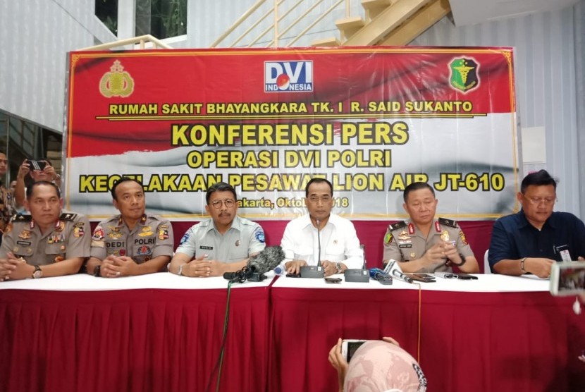 Menteri Perhubungan Budi Karya Sumadi (tengah, kemeja putih) saat memberikan keterangan pers terkait perkembangan informasi identifikasi jatuhnya pesawat Lion Air JT 610, Selasa (30/10), Jakarta.