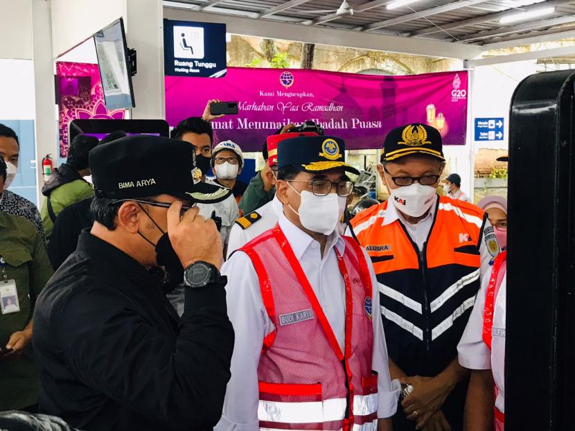 Menteri Perhubungan, Budi Karya Sumadi (tengah) melakukan inspeksi ke jalur ganda Bogor-Sukabumi, dari Stasiun Paledang ke Stasiun Cicurug, Ahad (3/4). 