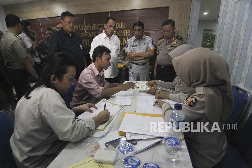 Menteri Perhubungan Budi Karya Sumadi (tengah) meninjau posko antemortem keluarga korban jatuhnya pesawat Lion Air JT 610 rute Jakarta-Pangkal Pinang di RS Polri, Jakarta, Selasa (30/10/2018). 