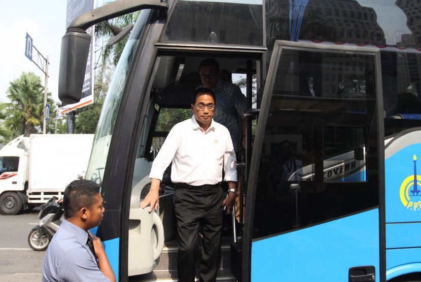 Menteri Perhubungan Budi Karya Sumadi (tengah) turun dari bus saat uji coba bus rute TransJabodetabek Premium di Jakarta, Selasa (19/9). 
