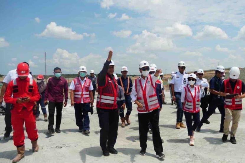 Menteri Perhubungan Budi Karya Sumadi (tiga kanan) meninjau lokasi bandara udara di IKN.