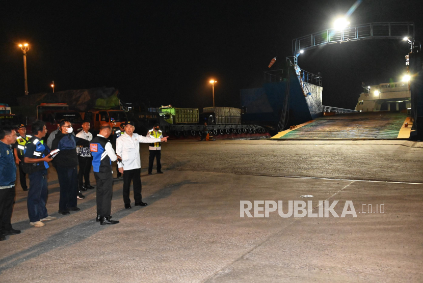 Menteri Perhubungan Dudy Purwagandhi meninjau kesiapan di Pelabuhan Merak, Banten, Sabtu (22/3/2025). 