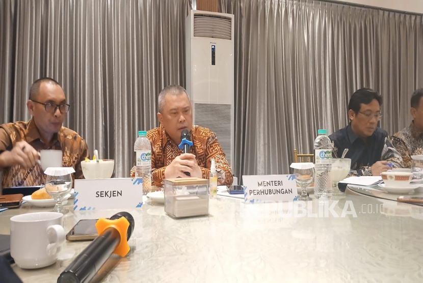 Menteri Perhubungan Dudy Purwagandhi saat berbincang dengan media terkait isu terkini sektor transportasi dan peningkatan sektor keselamatan transportasi di Restoran Aroem, Jakarta, Rabu (9/7/2025).  Muhammad Nursyamsyi.