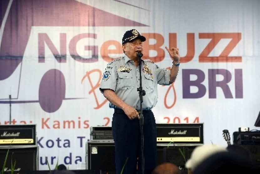 Menteri Perhubungan E.E. Mangindaan.