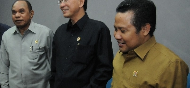 Menteri Perhubungan Freddy Numberi (kiri), Menteri Agama Suryadharma Ali (tengah) dan Menteri Tenaga Kerja dan Transmigrasi Muhaimin Iskandar (kanan) sebelum mengikuti rapat dengar pendapat dengan Komisi VIII di gedung DPR, Jakarta, Rabu (13/7).