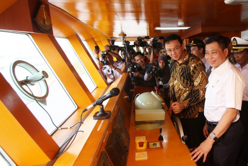 Menteri Perhubungan Ignasius Jonan (kanan) bersama Gubernur DKI Jakarta Basuki Tjahaja Purnama (kedua kanan) meninjau Kapal Perintis KM Sabuk Nusantara 46 usai diresmikan di Jakarta, Kamis (28/1). 