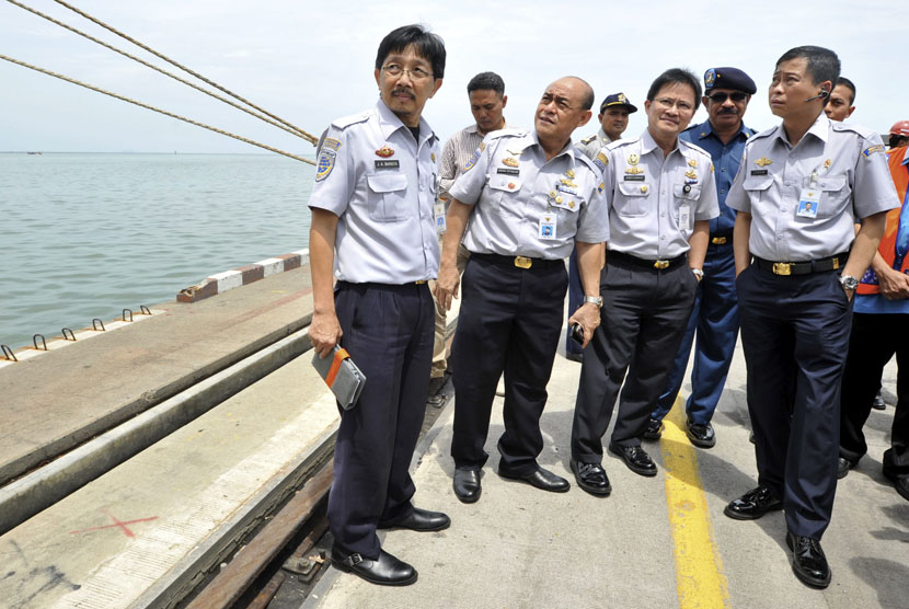 Menteri Perhubungan Ignasius Jonan (kanan) meninjau kondisi Pelabuhan Tanjung Emas Semarang, Jateng, Kamis (4/14).