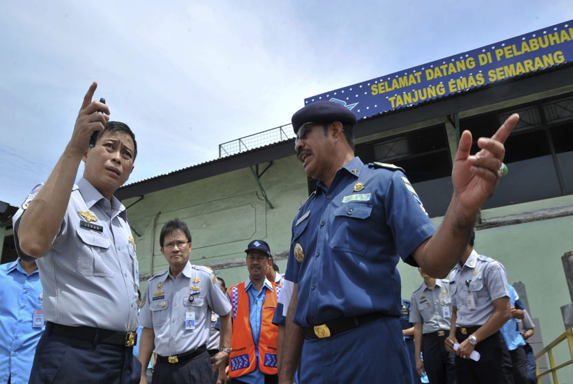 Menteri Perhubungan Ignasius Jonan (kiri) berbincang dengan Kepala Kantor Syahbandar dan Otoritas Pelabuhan (KSOP) Tanjung Emas Corolus Sangaji (kanan), saat meninjau kondisi Pelabuhan Tanjung Emas Semarang, Jateng, Kamis (4/14).