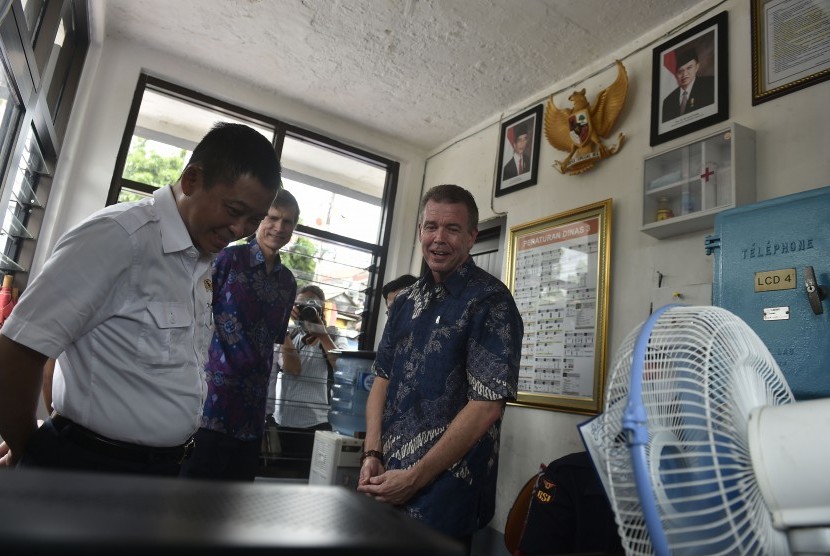 Menteri Perhubungan Ignasius Jonan (kiri) bersama Duta Besar Amerika Serikat untuk Indonesia Robert Blake (kedua kiri) dan Presiden Honeywell Indonesia Alex Pollack meninjau pemasangan sistem radar keselamatan di perlintasan kereta api kawasan Bintaro, Jak