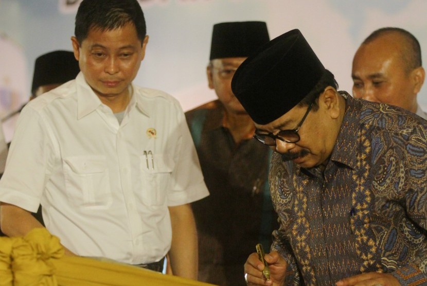 Menteri Perhubungan Ignasius Jonan (kiri) bersama Gubernur Jatim,Sukarwo (kanan) meresmikan Terminal Bandar Udara Abdul Rahman Saleh, Malang, Jawa Timur, Kamis (25/6). 