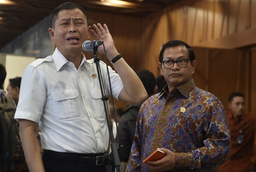 Menteri Perhubungan Ignasius Jonan (kiri) bersama Sekretaris Kabinet Pramono Anung menjawab pertanyaan wartawan terkait regulasi angkutan umum berbasis online di Jakarta, Selasa (22/3). 
