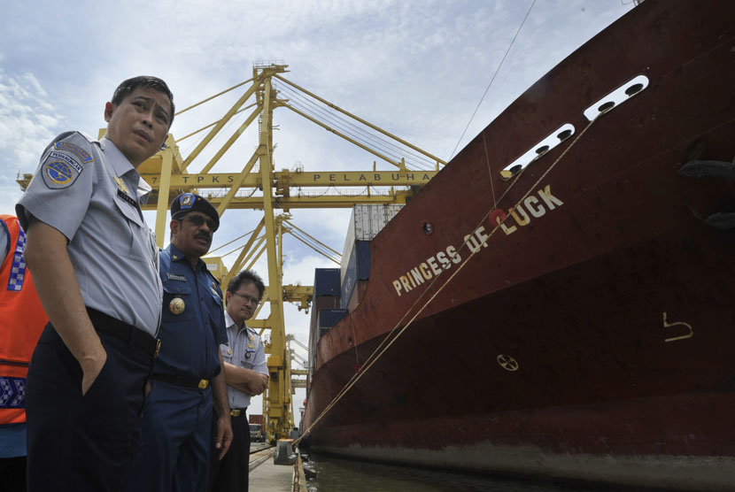 Menteri Perhubungan Ignasius Jonan (kiri) meninjau kondisi Pelabuhan Tanjung Emas Semarang, Jateng, Kamis (4/14).