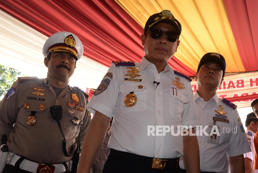 Menteri Perhubungan Ignasius Jonan melakukan inspeksi di Terminal Kampung Rambutan, Jakarta, Jumat (24/6).  (Republika/ Yasin Habibi)