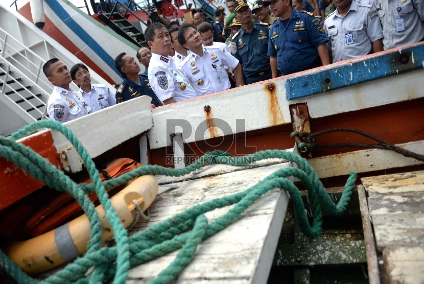 Menteri Perhubungan Ignasius Jonan melihat serpihan ekor pesawat AirAsia QZ8501 di Pelabuhan Panglima Utar, Kumai, Kalteng, Selasa (13/1). Jonan ke Pangkalan Bun untuk melihat pengangkatan CVR (Cockpit Voice Recorder). 