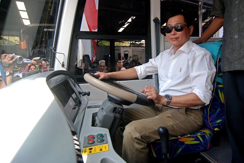 Menteri Perhubungan Ignasius Jonan mengendarai bus usai meresmikan program 1.000 bus kota berbasis 