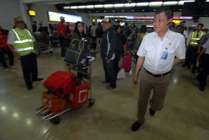 Menteri Perhubungan Ignasius Jonan meninjau arus balik pemudik di terminal kedatangan 2F Bandara Internasional Soekarno Hatta, Tangerang, Banten, Selasa (21/7).