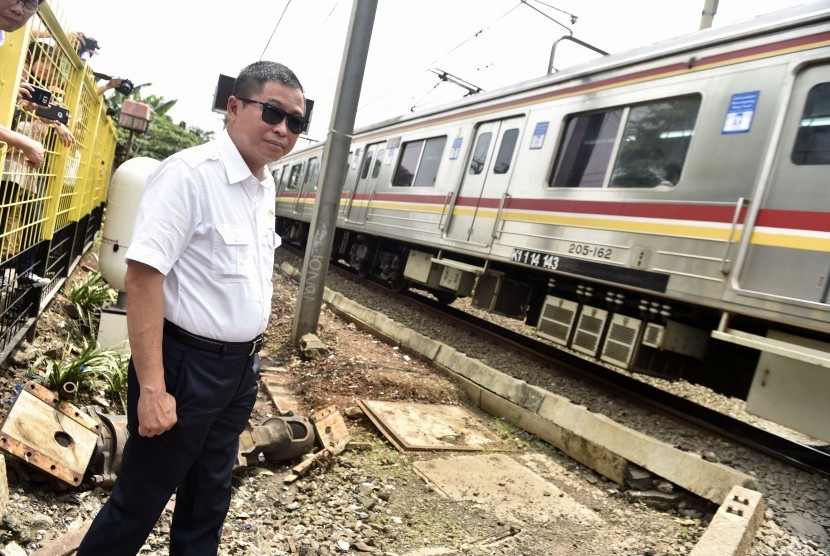 Menteri Perhubungan Ignasius Jonan meninjau perlintasan kereta api di kawasan Bintaro, Jakarta, Jumat (4/3).