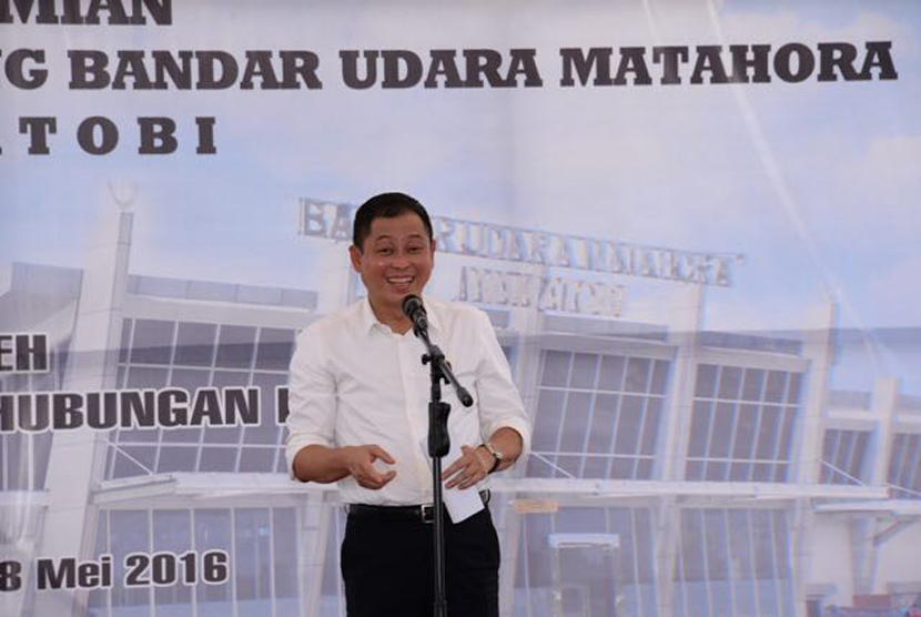 Menteri Perhubungan Ignasius Jonan meresmikan Terminal Penumpang Bandara Matahora di Kabupaten Wakatobi, Sulawesi Tenggara, Ahad (8/5). 