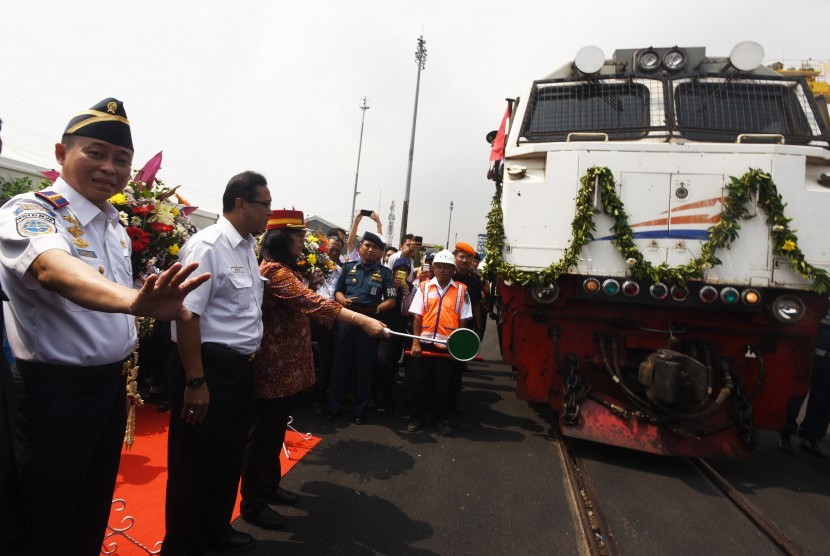 Menteri Perhubungan Ignatius Jonan (kiri) didampingi Direktur KAI Edi Sukmoro (kedua kiri) serta Deputi Bidang Usaha Energi, Logistik dan Perhubungan BUMN Dwijanti Tjahjaningsih (ketiga kiri) meresmikan angkutan kereta api kontainer di Terminal Petikemas S