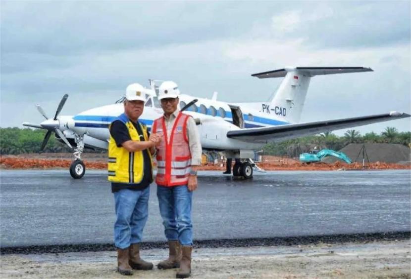 Menteri Perhubungan (Menhan) Budi Karya Sumadi bersama Menteri PUPR Basuki Hadimuljono mendarat di Bandara IKN, Kaltim.