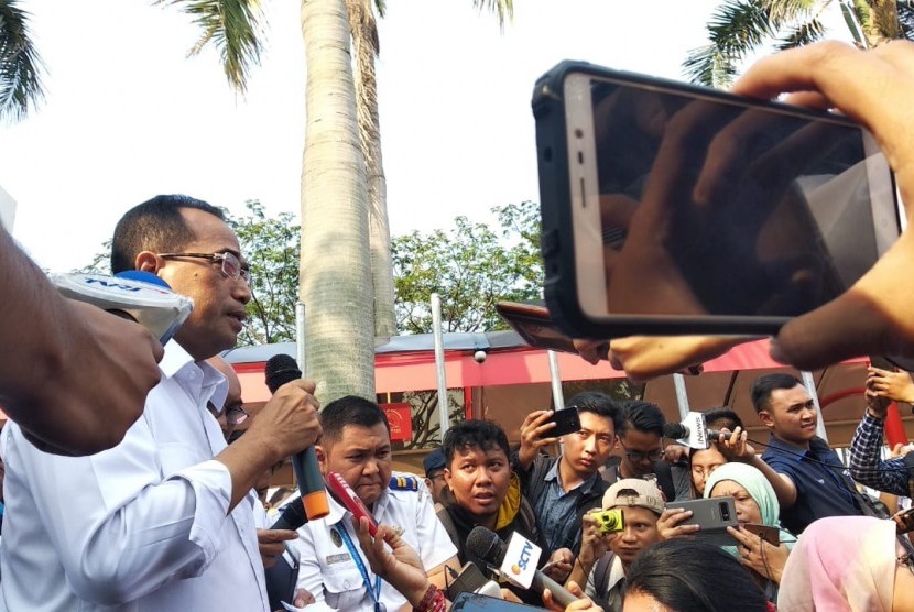 Menteri Perhubungan (Menhub) Budi Karya Soemadi memberikan keterangan pada wartawan, terkait insiden jatuhnya Pesawat Lion JT 610, di posko terpadu Bandara Soekarno Hatta, Senin (29/10) Tangerang.