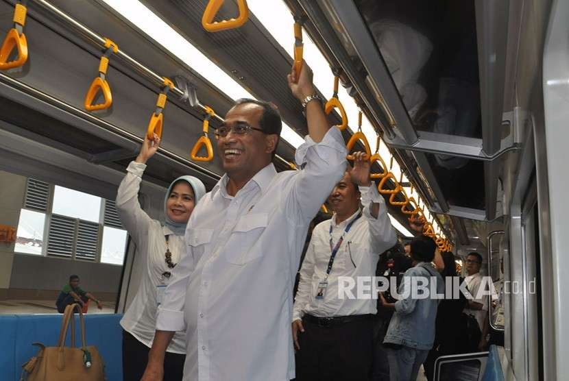 Menteri Perhubungan (Menhub) Budi Karya Sumadi bersama Direktur Jendral (Dirjen) Perkeretaapian Zulfikri,  melakukan kunjungan kerja ke Sumatera Selatan (Sumsel), kunjungan dimulai dari stasiun LRT Bandara Sultan Mahmud Badaruddin (SMB) II dengan menggunakan LRT menuju stasiun Jakabaring, Jumat (24/8).