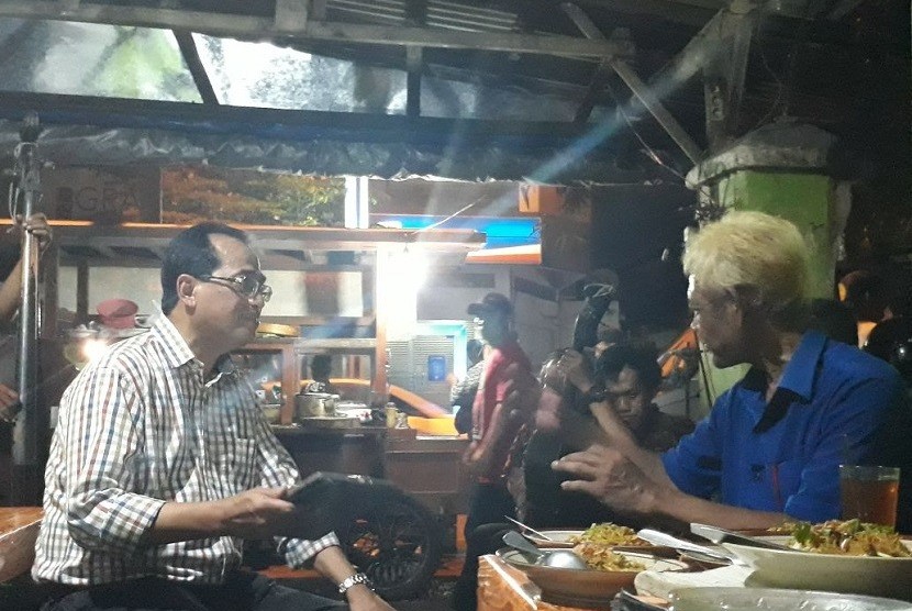 Menteri Perhubungan (Menhub) Budi Karya Sumadi bersama isteri Endang Budi Karya Sumadi menikmati malam minggu di Solo, Sabtu (31/3) dengan ngobrol dan  bernyanyi bersama pengamen keroncong jalanan. 