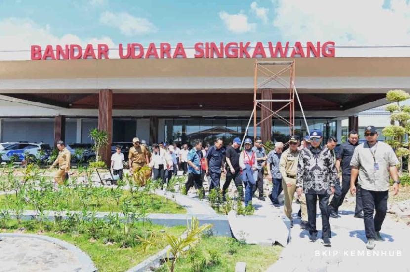 Menteri Perhubungan Budi Karya Sumadi bersama rombongan meninjau kesiapan Bandara Singkawang di Kota Singkawang, Kalimantan Barat, Senin (18/3/2024). 