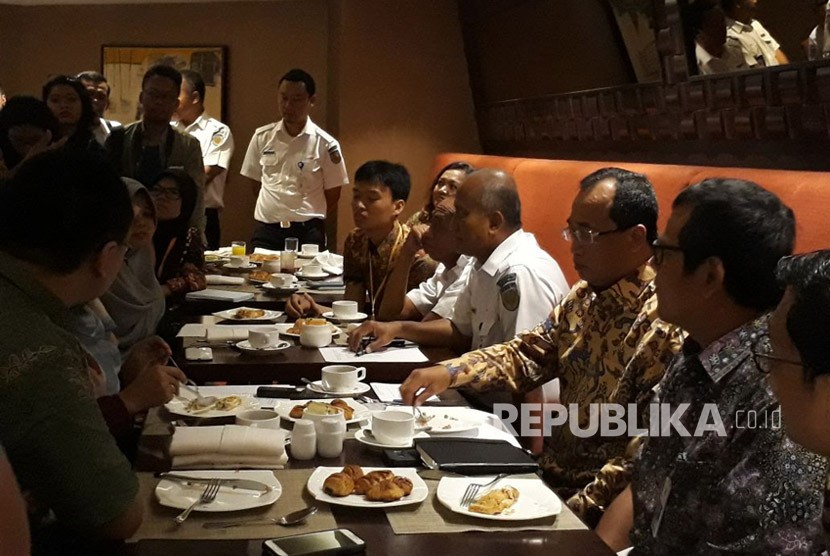 Menteri Perhubungan (Menhub) Budi Karya Sumadi, Dirjen Perkeretaapian Kemenhub Zulfikri, dan Direktur Operasional KAI Slamet Suseno Priyanto melakukan audiensi dengan Komunitas Pengguna KRL Tangerang-Duri di Le Meridien Jakarta, Jumat (6/4). 