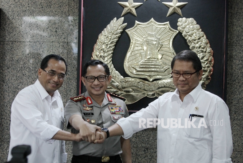 Menteri Perhubungan (Menhub) Budi Karya Sumadi , Kapolri Jenderal Tito Karnavian dan Menteri Komunikasi dan Informatika (Menkominfo) Rudiantara (darikiri) usai memberikan keterangan usai sosialisasi secara teleconference Peraturan Menteri Perhubungan (Perm