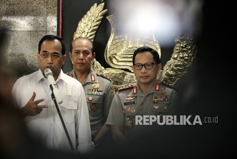 Menteri Perhubungan (Menhub) Budi Karya Sumadi (kiri), dan Kapolri Jenderal Tito Karnavian (kanan) memberikan keterangan usai sosialisasi secara teleconference revisiPeraturan Menteri Perhubungan (Permenhub) Nomor 32 Tahun 2016 tentang penyelenggaraan angk