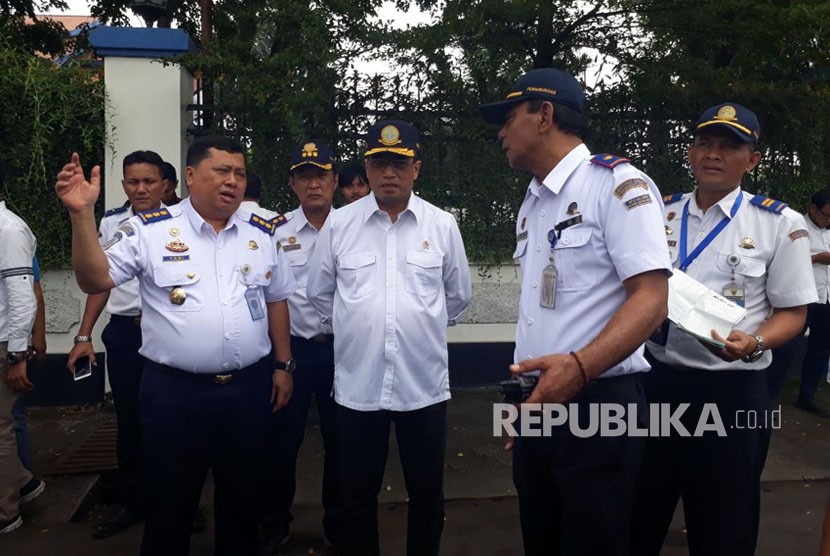 Transportation Minister Budi Karya Sumadi visits Tirto Nadi bus station, Solo, Sunday.