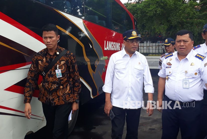 Menteri Perhubungan (Menhub) Budi Karya Sumadi melakukan sidak pemeriksaan kelaikan bus di Terminal Tirtonadi Solo, Ahad (1/4). 