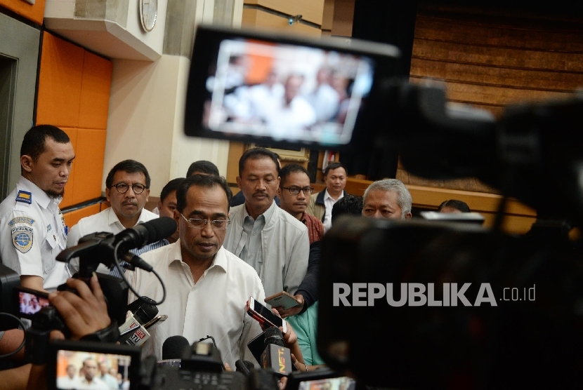 Menteri Perhubungan (Menhub) Budi Karya Sumadi memberikan keterangan kepada wartawan di Kementerian Perhubungan, Jakarta, Ahad (1/1).Republika/Yasin Habibi
