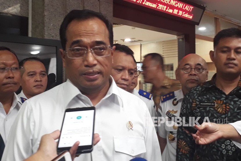 Menteri Perhubungan (Menhub) Budi Karya Sumadi memberikan pernyataan setelah menemui prrwakilan pendemo taksi daring di kantor Kementerian Perhubungan, Senin (29/1). 