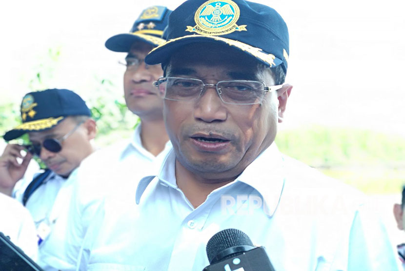Menteri Perhubungan (Menhub) Budi Karya Sumadi memberikan pernyataan usai melakukan tinjauan kapal navigasi dan padat karya di Pulau Lancang, Kepulauan Seribu, Selasa (1/5). 