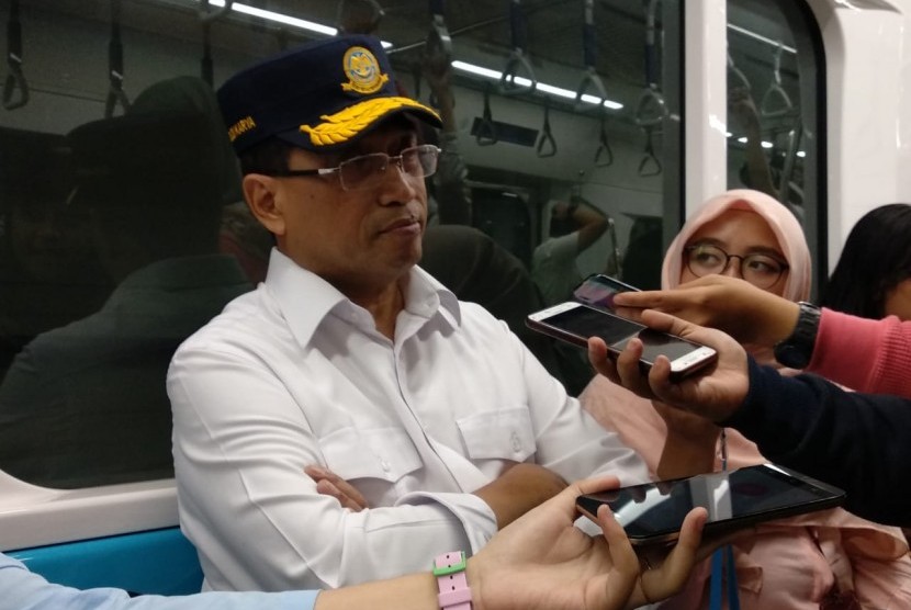 Menteri Perhubungan (Menhub) Budi Karya Sumadi memberikan pernyataan usai meninjau percobaan pengoperasian moda raya terpadu (MRT) di Jakarta, Kamis (14/2). 
