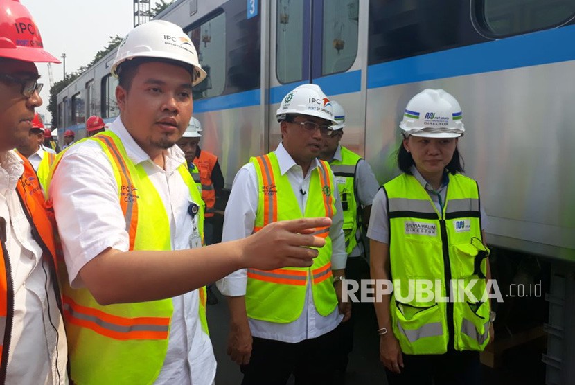 Menteri Perhubungan (Menhub) Budi Karya Sumadi meninjau Pelabuhan Tanjung Priok untuk memeriksa dua rangkaian MRT yang terdiri dari 12 kereta, Kamis (5/4).