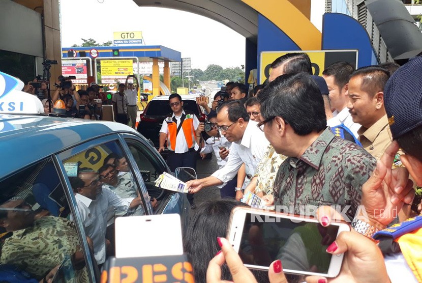 Menteri Perhubungan (Menhub) Budi Karya Sumadi, Menteri Koordinator Bidang Kemaritiman (Menko Maritim) Luhut Binsar Pandjaitan, dan Kepala Badan Pengelola Transportasi Jabodetabek (BPTJ) Bambang Prihartono mensosialisasikan aturan ganjil genap di Pintu Masuk Tol Bekasi Barat, Senin (5/3).