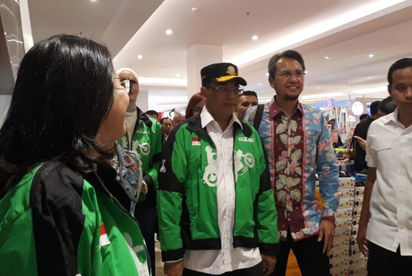 Menteri Perhubungan RI Budi Karya Sumadi saat akan memberikan sosialisasi Safety Riding kepada pengendara ojek daring di Depok, Sabtu (5/1).